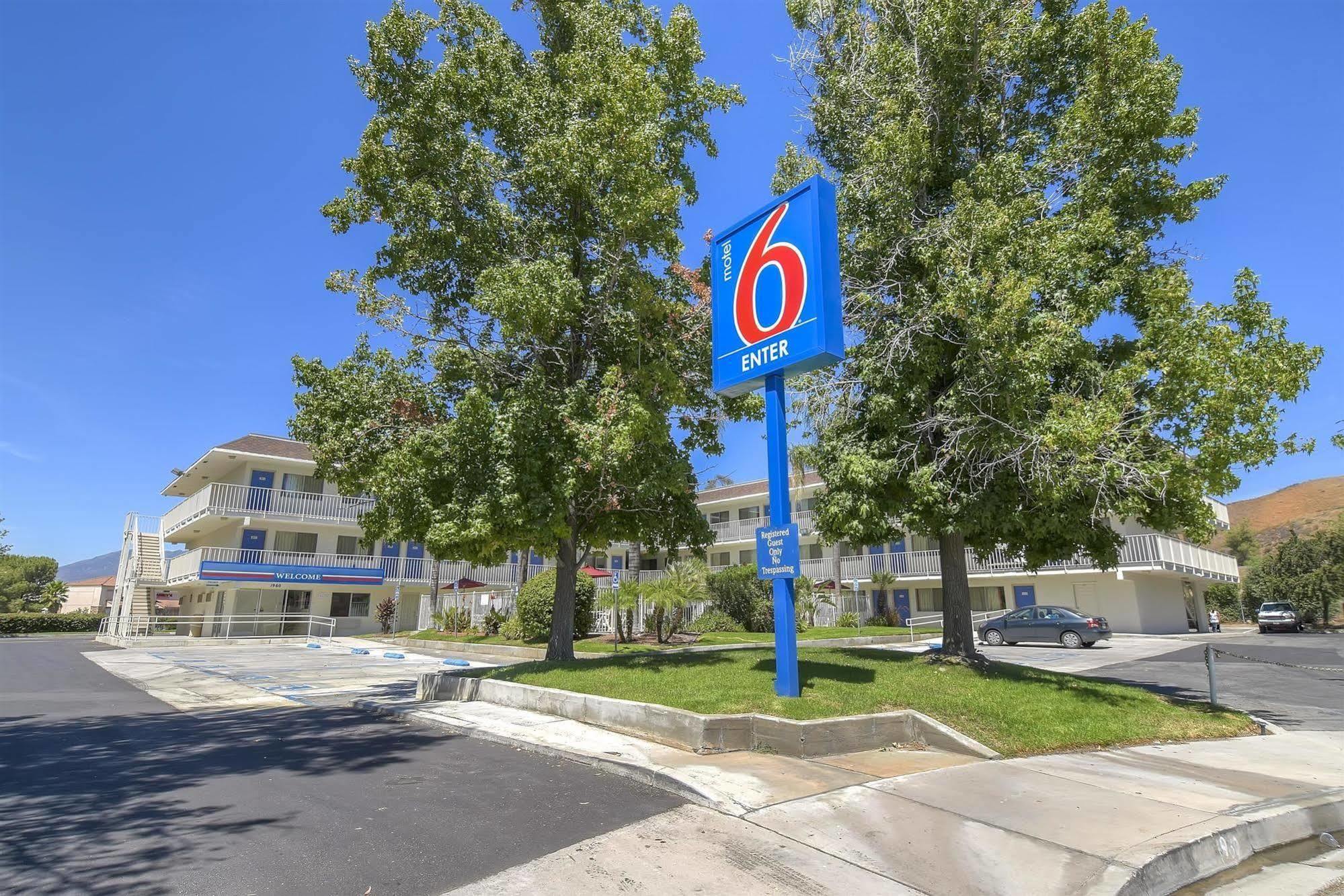 Serrano Village Motel 6-San Bernardino, Ca - North المظهر الخارجي الصورة